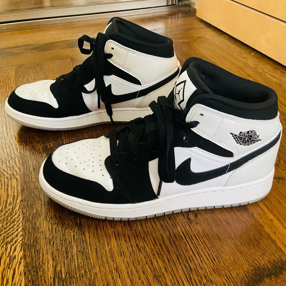 Air Jordan 1 Mid SE size 6Y